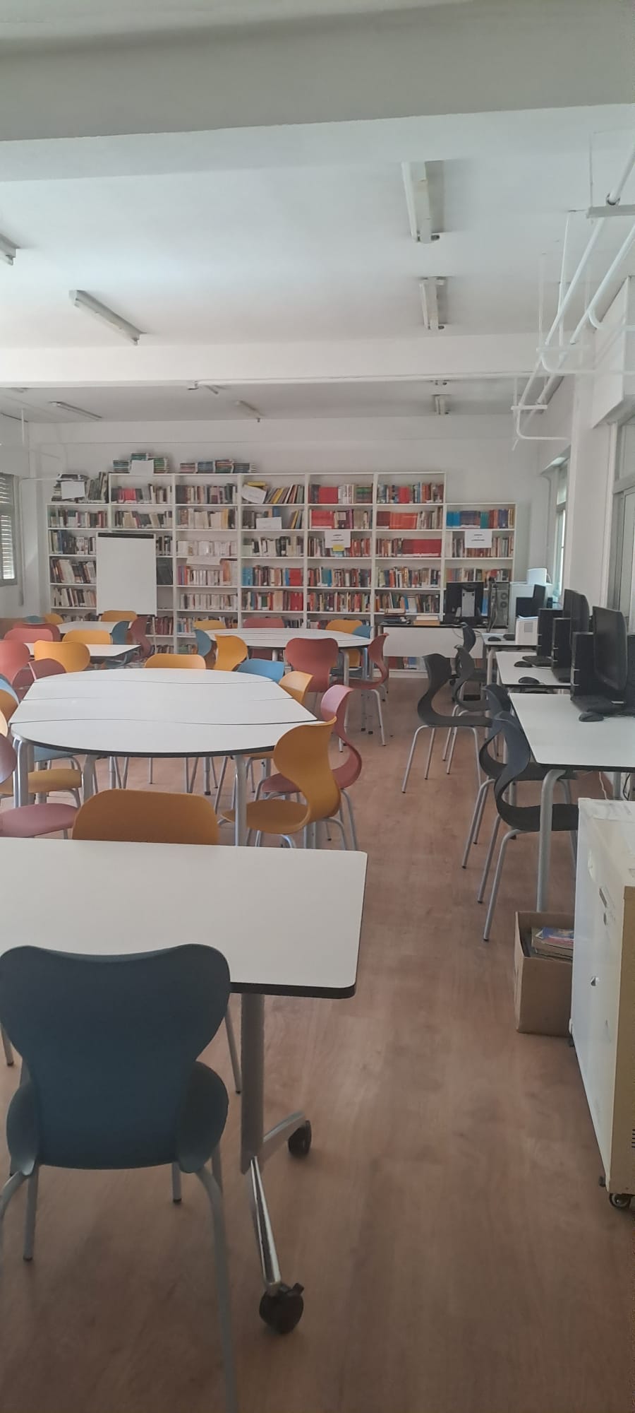 Zona de ordenadores de la biblioteca